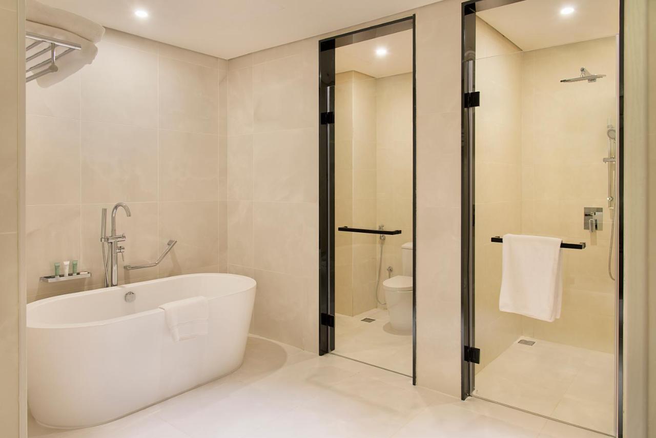 Asiana Grand Hotel Dubaï Extérieur photo A modern bathroom with a shower and a bathtub