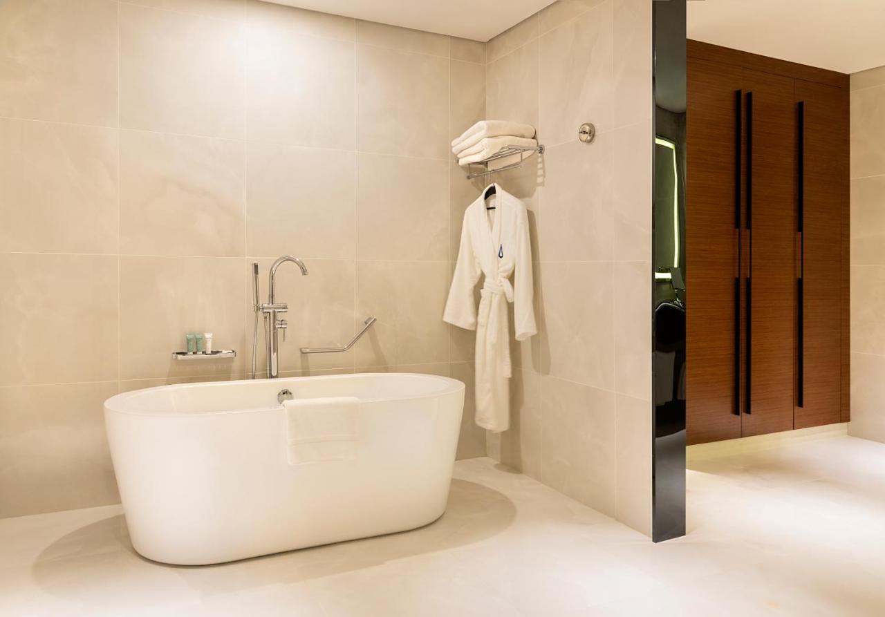 Asiana Grand Hotel Dubaï Extérieur photo A freestanding bathtub