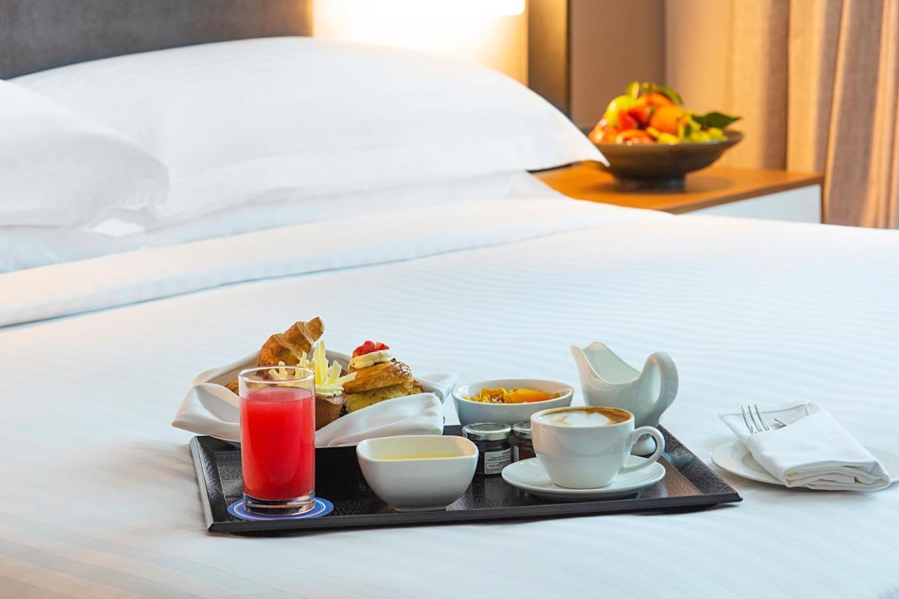 Asiana Grand Hotel Dubaï Extérieur photo Room service