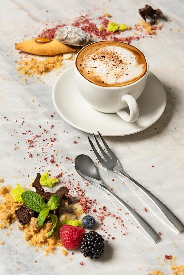 Asiana Grand Hotel Dubaï Extérieur photo A coffee cup with a saucer