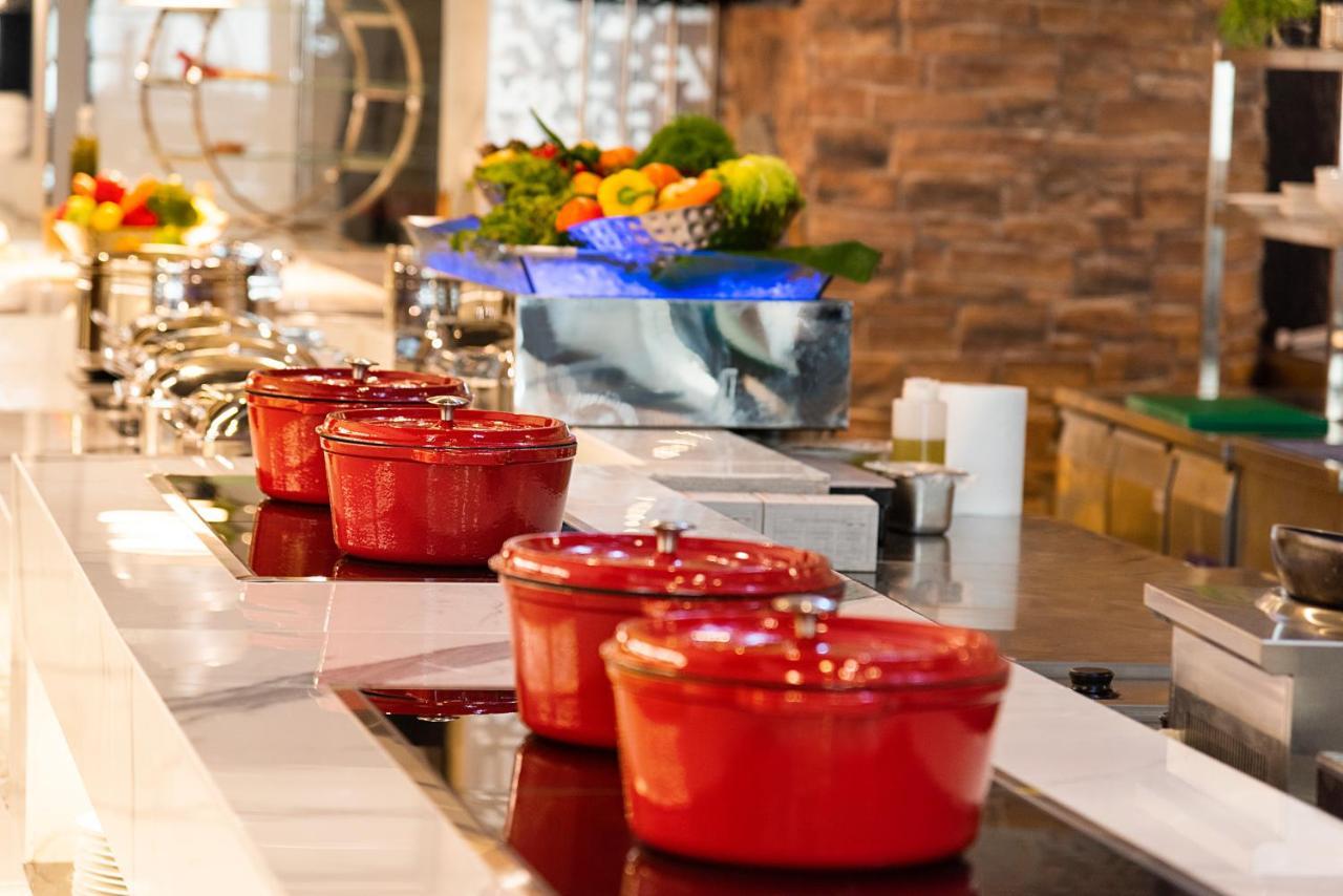 Asiana Grand Hotel Dubaï Extérieur photo Le Creuset cast iron cookware