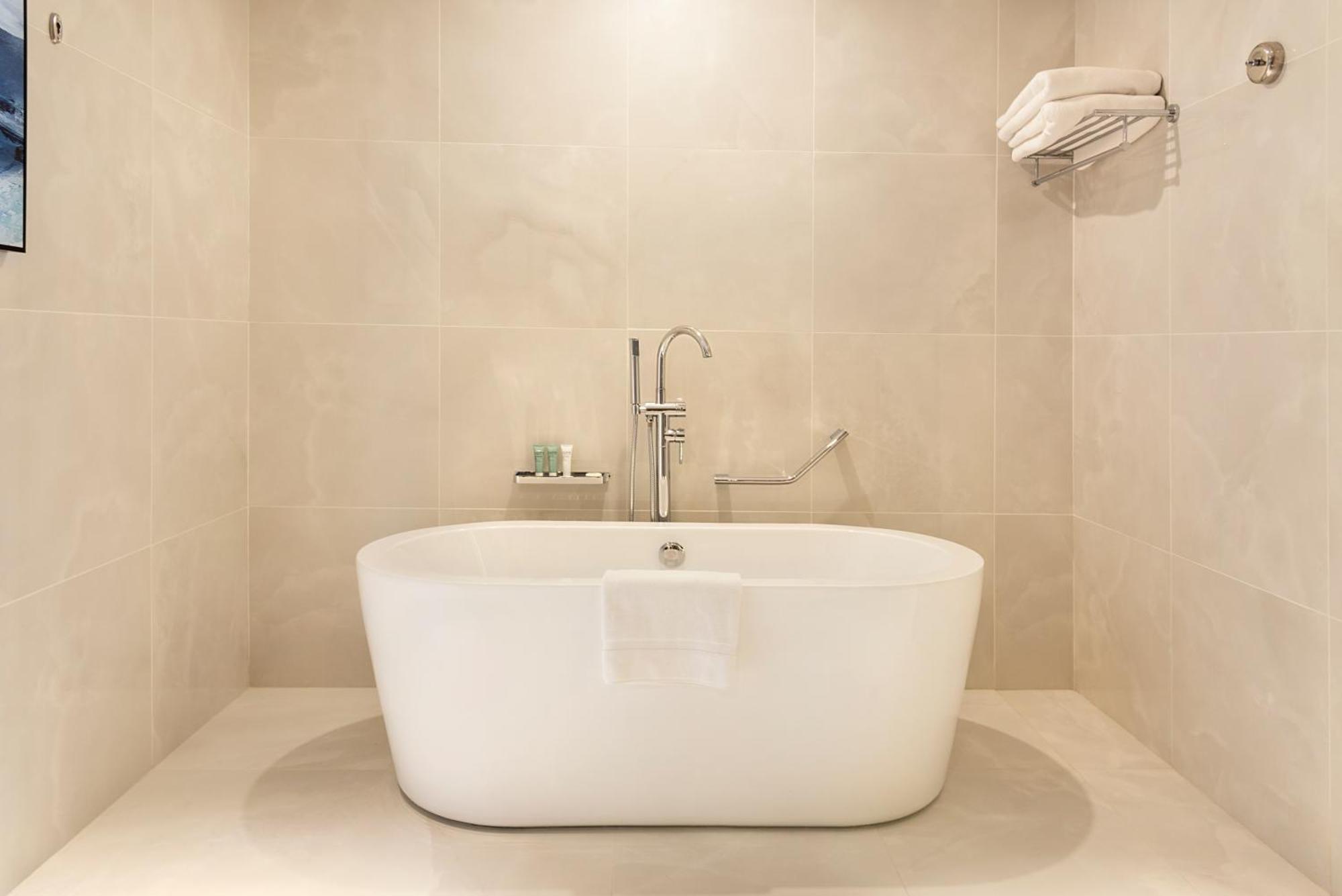 Asiana Grand Hotel Dubaï Extérieur photo A freestanding bathtub